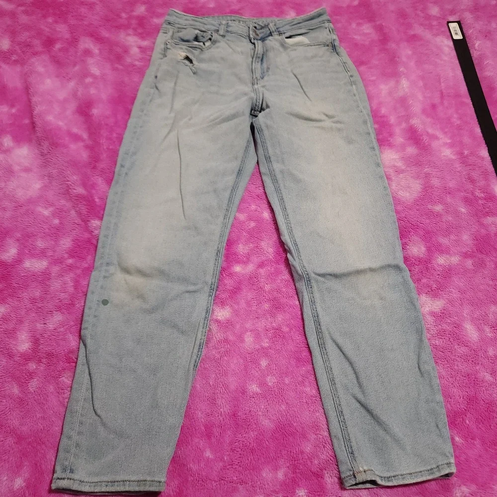American Eagle  Women's Size 6 Reg Mom Jeans Light Wash Stretch Distressed Denim